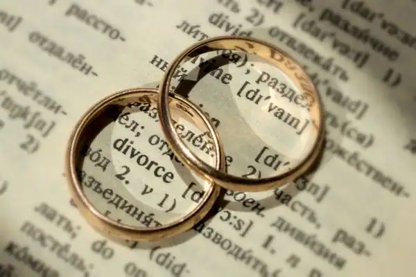 Image of rings removed before divorce mediation Grays